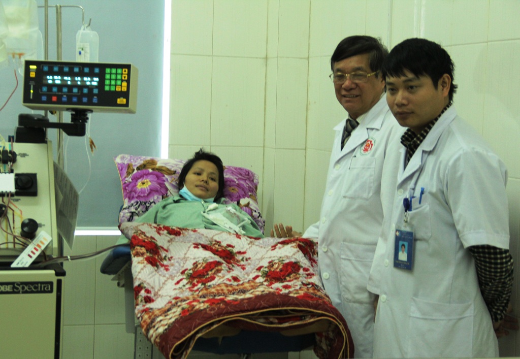 Bác sỹ Chính cùng đồng sự tư vấn cho bệnh nhân.