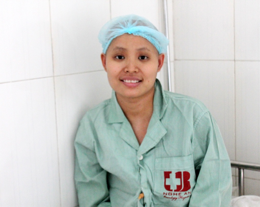 Bác sỹ Chính cùng đồng sự tư vấn cho bệnh nhân.