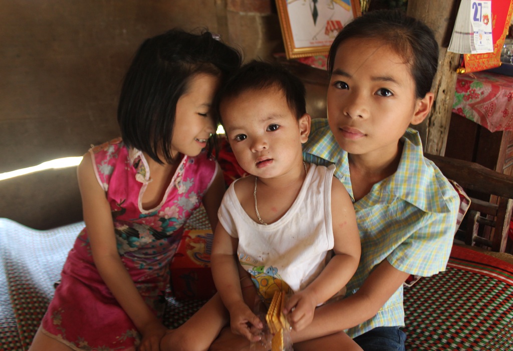 Tình người trong ngôi nhà nát - 2 Ba chị em Phương Dung, Phương Ngân và Trọng Đức trong ngôi nhà thứ 2 của mình.