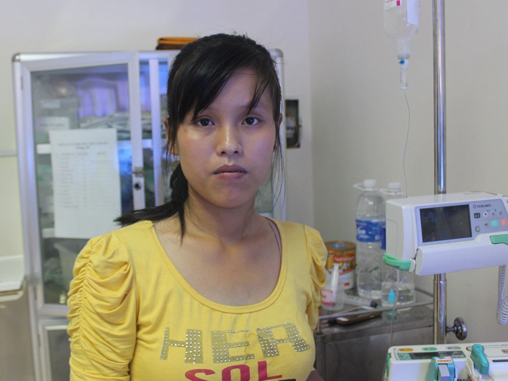 Mong manh sự sống của cháu bé sinh non bị giãn não thất - 4 Thương con đứt ruột nhưng chị Thúy không biết làm cách nào để có thể cứu lấy con mình.