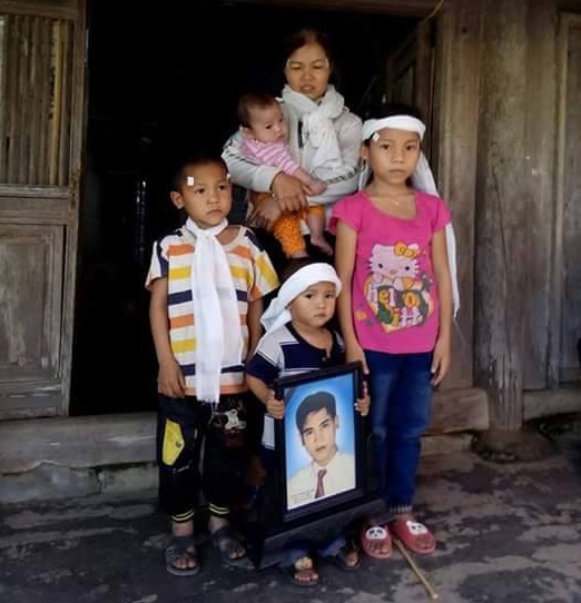 Bố chết, mẹ bệnh ung thư, tương lai 4 đứa trẻ "lít nhít" trở nên mịt mờ - 1 Bố chết, mẹ bệnh ung thư, tương lai 4 đứa trẻ lít nhít trở nên mịt mờ