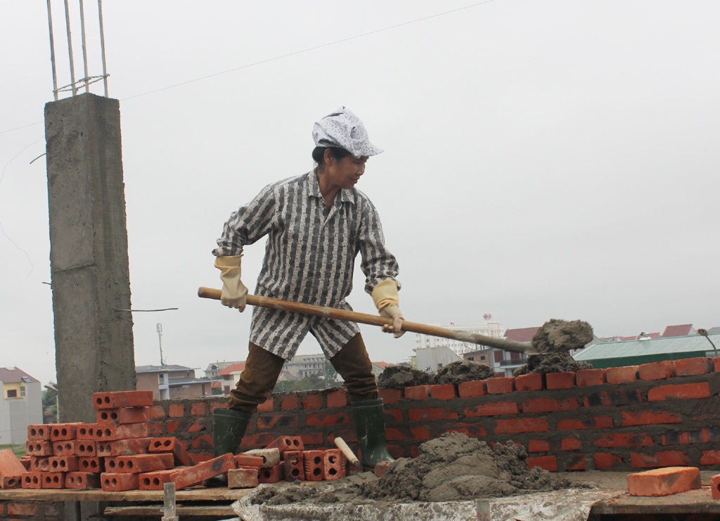 Họ cũng thành thạo và xốc vác không kém gì đồng nghiệp nam.