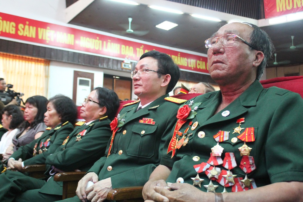 Các cựu chiến binh tham gia giải phóng Trị - Thiên 40 năm trước tại buổi gặp mặt.