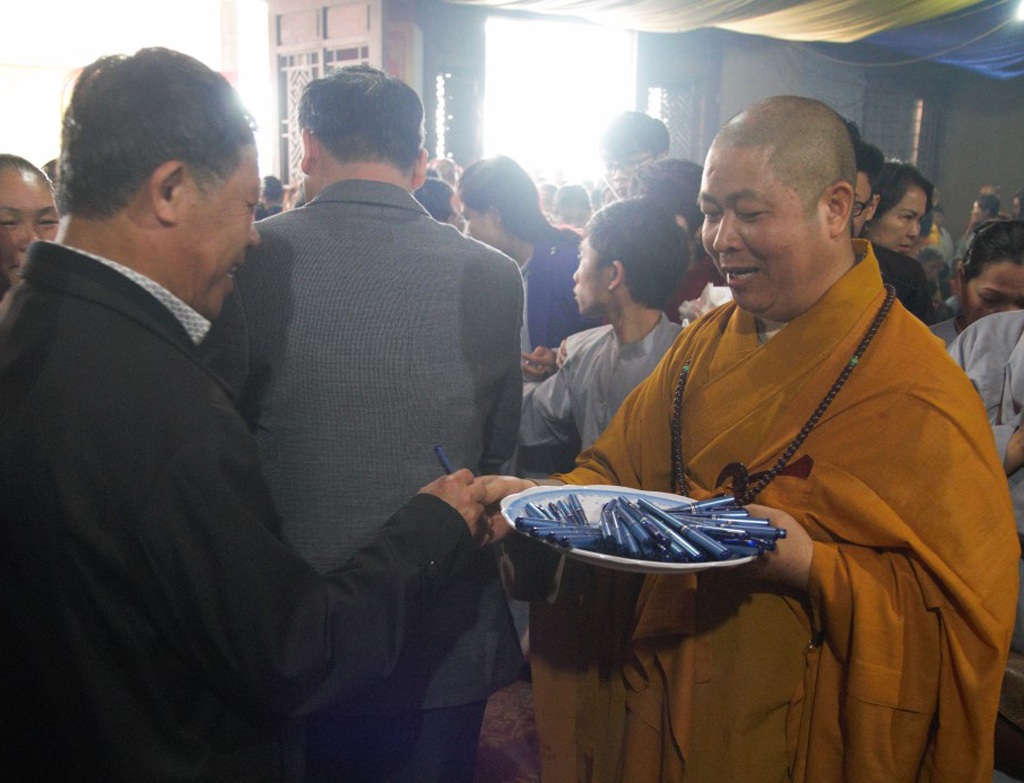 Nghi lễ đề cao sự học ở chùa Đại Tuệ - 8 Hàng nghìn phật tử là phụ huynh học sinh tới cầu cho sự học của con cái.