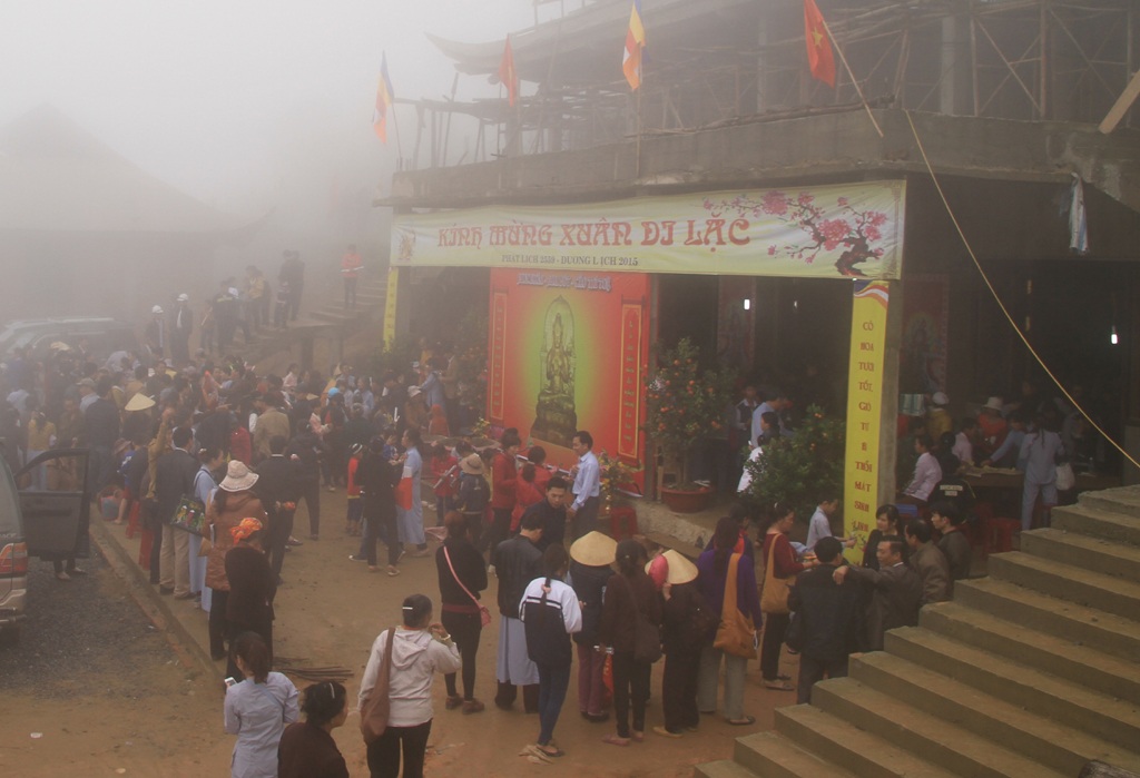 Nghi lễ đề cao sự học ở chùa Đại Tuệ - 1 Rất đông người dân đã ngược núi xin chữ từ sáng sớm