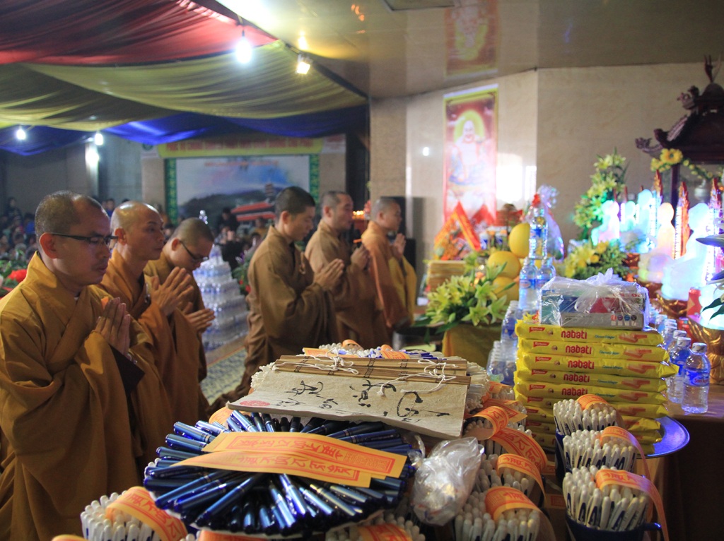 Nghi lễ đề cao sự học ở chùa Đại Tuệ - 3 Hàng nghìn chiếc bút được làm lễ trước khi phát cho các phật tử.