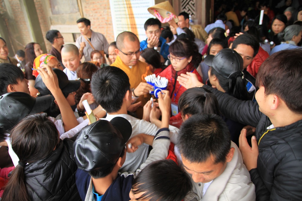 Nghi lễ đề cao sự học ở chùa Đại Tuệ - 9 Ai cũng cố chen chân để xin lộc bút với niềm mong mỏi học hành đỗ đạt thành tài.