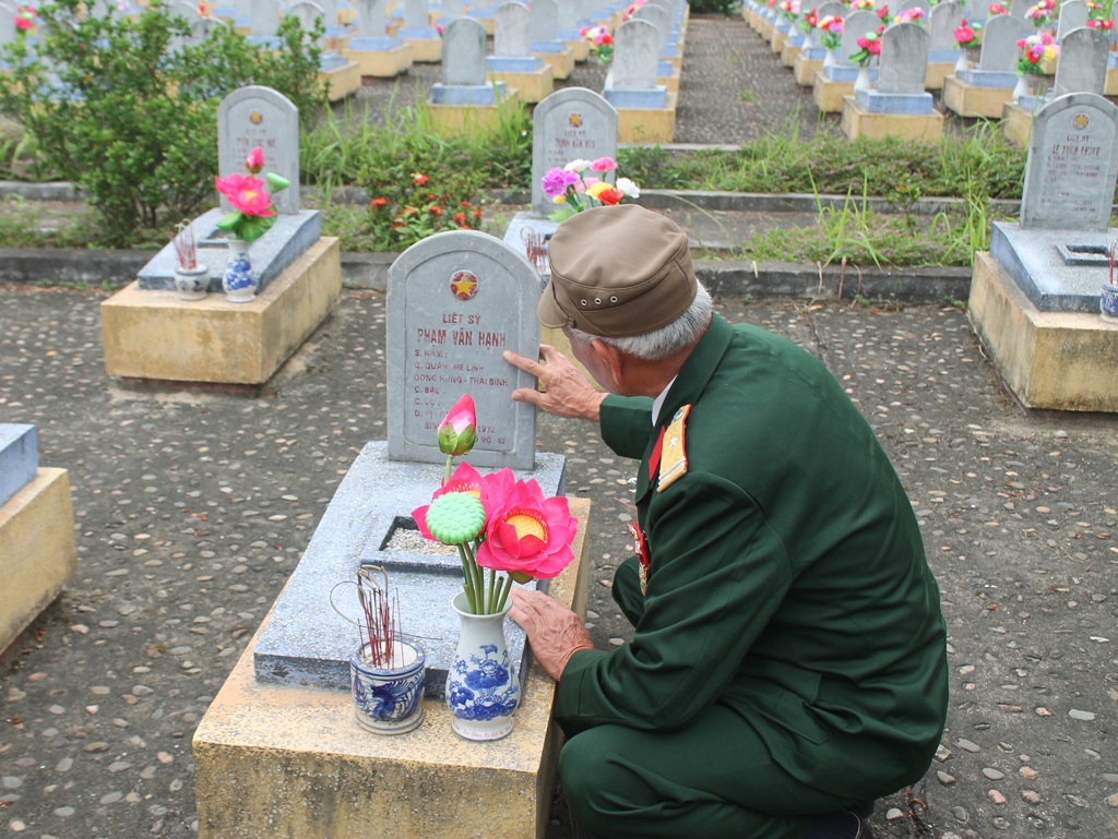 40 năm và hành trình tìm về quá khứ - 4 Cựu chiến binh Phan Hồng Sâm bên phần mộ người em ở Nghĩa trang liệt sỹ quốc gia Đường 9.