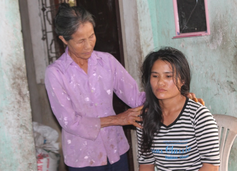 Khốn khổ người phụ nữ chăm chồng ung thư, con dâu, cháu nội tâm thần - 3 Con trai bỏ bê vợ con, bà Ngọc phải thay con chăm dâu, nuôi cháu.