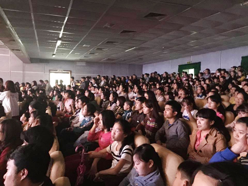 Nick Vujicic được tặng ảnh chân dung "như đúc" do họa sĩ khuyết tật Việt Nam vẽ - 4 Nick Vujicic diễn thuyết trước hơn 1.000 khán giả Nghệ An.