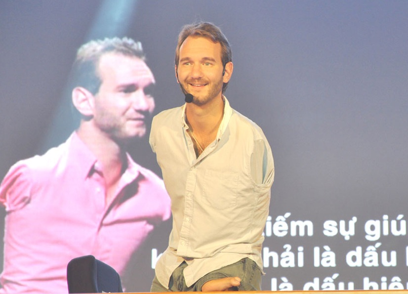 Nick Vujicic được tặng ảnh chân dung "như đúc" do họa sĩ khuyết tật Việt Nam vẽ - 1 Nick Vujicic diễn thuyết trước hơn 1.000 khán giả Nghệ An.