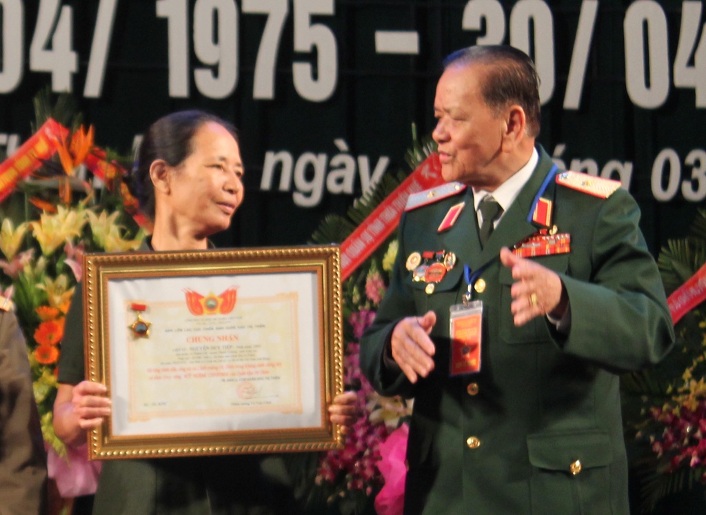 Chuyện người em gái đi tìm mộ 3 anh trai liệt sỹ - 2 Bà Nguyễn Thị Xuân kể về những kỉ niệm của 3 người anh trai.