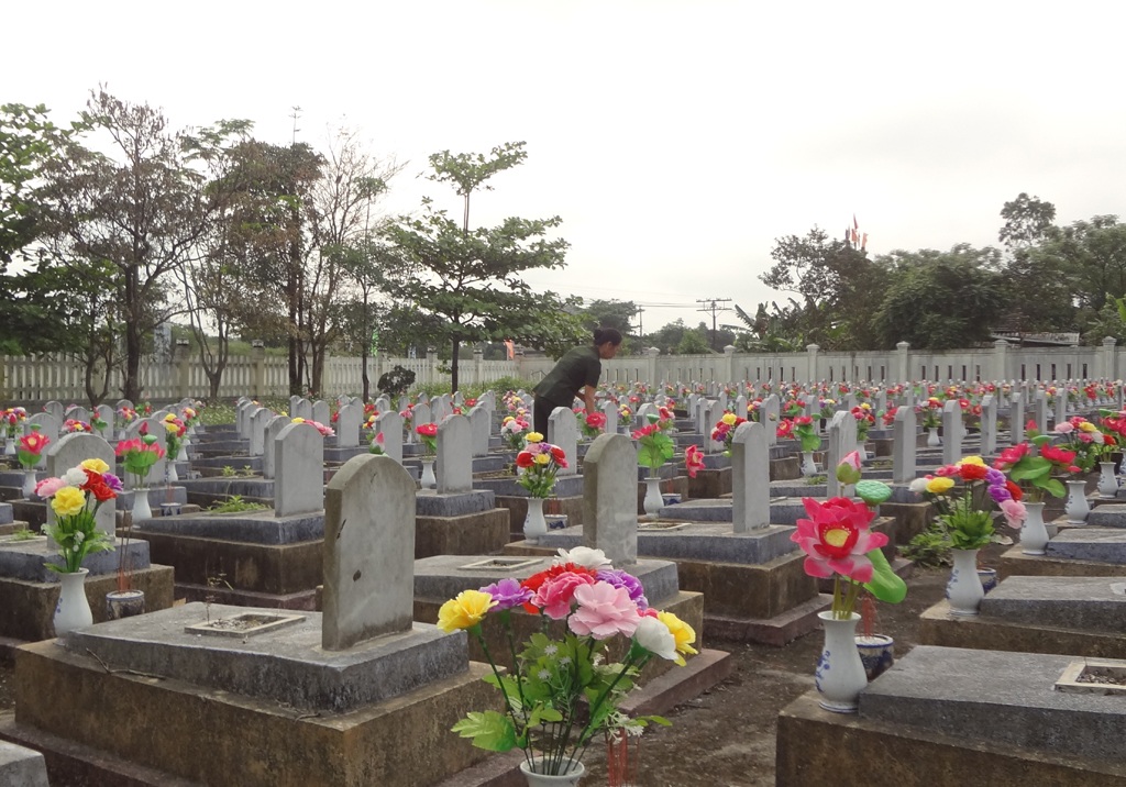 Chuyện người em gái đi tìm mộ 3 anh trai liệt sỹ - 4 Nhưng biết anh nằm ở đâu giữa những phần mộ chưa biết tên này?