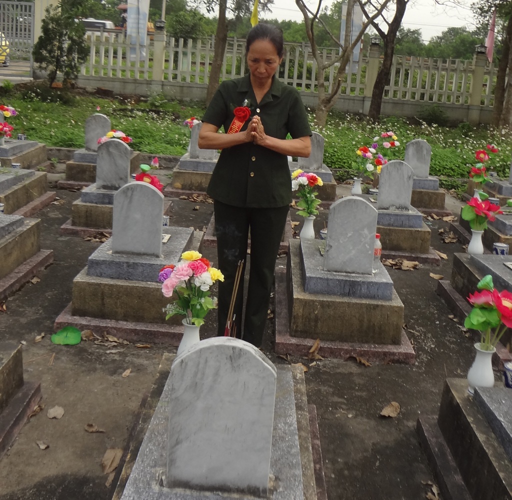 Chuyện người em gái đi tìm mộ 3 anh trai liệt sỹ - 3 Lần này, bà vào Quảng Trị với tâm nguyện tìm được phần mộ của người anh trai thứ 3...