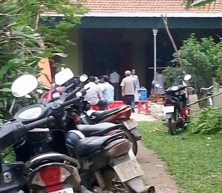 Mâu thuẫn, dùng liềm sát hại hàng xóm - 1 Gia đình làm lễ an táng cho anh Trần Phúc Vân.