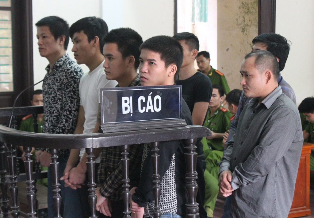 Yêu cầu thay chủ tọa phiên tòa vì cho rằng con mình bị "vu khống" - 2 Các bị cáo tại phiên tòa.