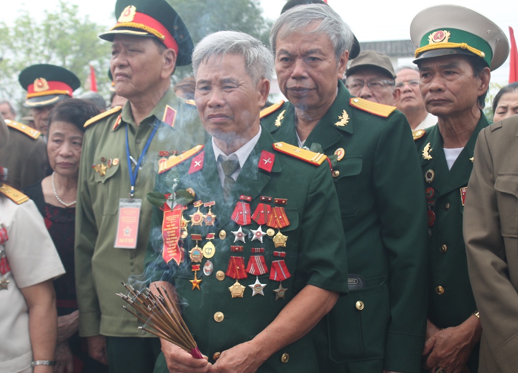 K8 - huyền thoại và nỗi đau! - 6 Cựu chiến binh Lê Hà Học thắp hương tưởng nhớ các đồng đội ngã xuống trên quê hương Phước Yên.