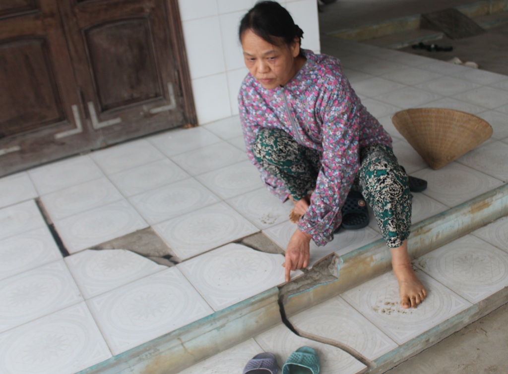 Dân cản trở thi công công trình để đòi đền bù lún, nứt nhà - 4 Công trình của gia đình bà Phạm Thị Mùi bị lún, nứt.