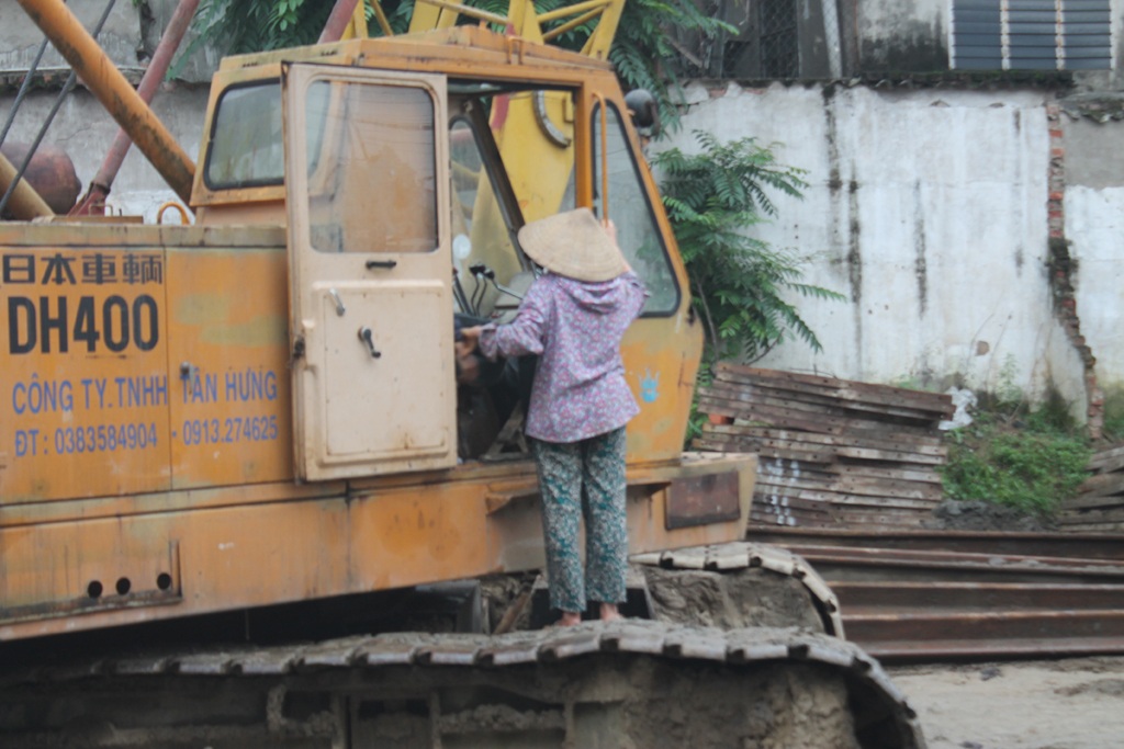 Dân cản trở thi công công trình để đòi đền bù lún, nứt nhà - 2 Nhảy lên cả xe ủi để gây áp lực với nhà thầu buộc phải dừng thi công.