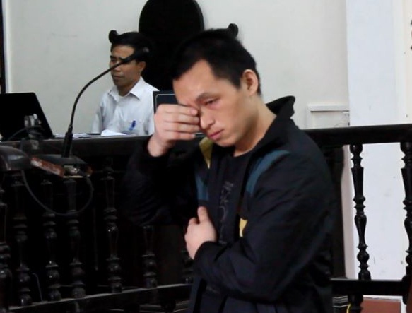 Xồng Bá Tu khóc trước vành móng ngựa khi bị đại diện Viện KSND tỉnh Nghệ An đề nghị án tử hình.