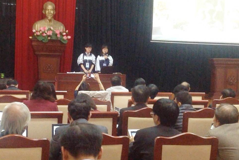 Ứng xử thầy - trò vào đề tài nghiên cứu khoa học của nữ sinh - 4 Hai em Huyền và Trầm báo cáo kết quả thực hiện đề tài trước Hội đồng giám khảo. (Ảnh: NVCC).