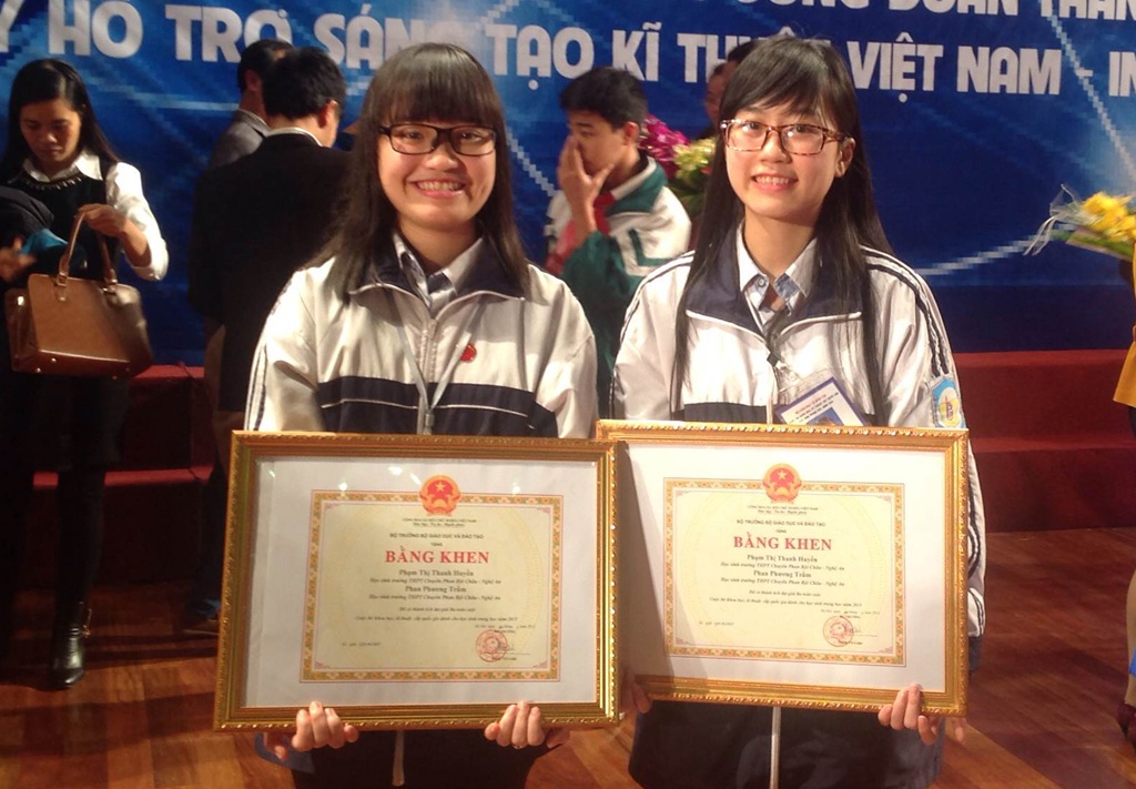 Ứng xử thầy - trò vào đề tài nghiên cứu khoa học của nữ sinh - 5 Hai em Huyền và Trầm báo cáo kết quả thực hiện đề tài trước Hội đồng giám khảo. (Ảnh: NVCC).