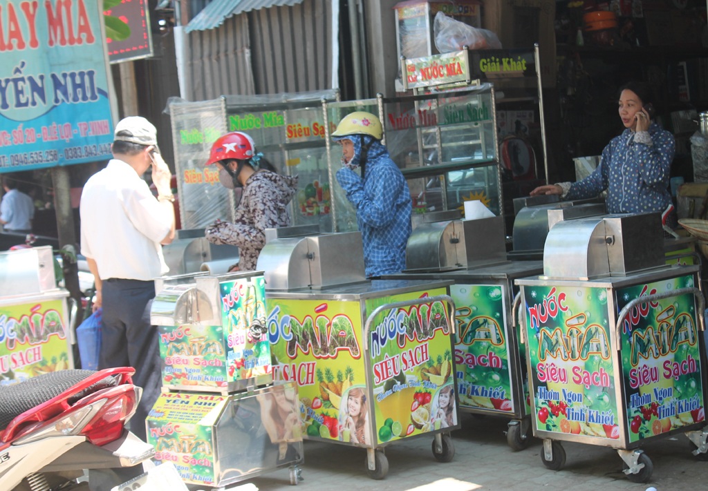 Bải hoải, vật vã với nắng nóng đầu hè - 21 Người dân đi mua máy ép mía chuẩn bị kinh doanh trong mùa nắng nóng.