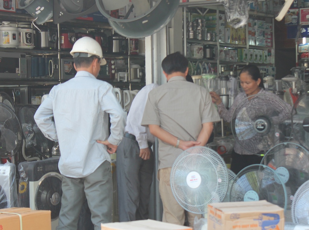 Bải hoải, vật vã với nắng nóng đầu hè - 9 Một cửa hàng ở Nghệ An đông khách tới mua quạt.