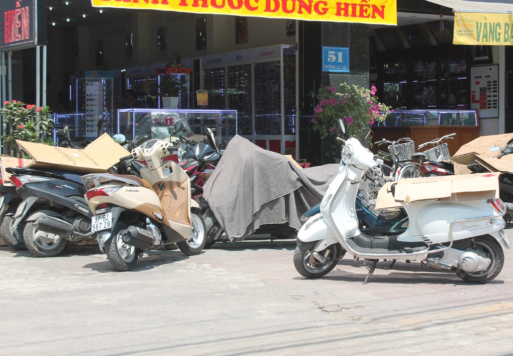 Bải hoải, vật vã với nắng nóng đầu hè - 19 Một người bán cá dừng chân nghỉ dưới bóng râm.
