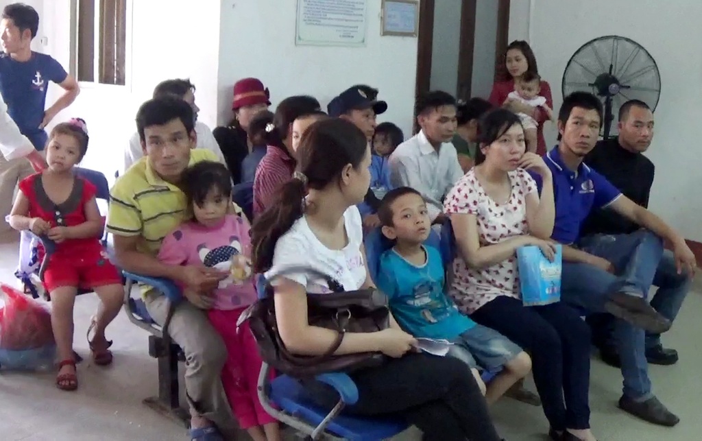 Bải hoải, vật vã với nắng nóng đầu hè - 17 Số trẻ đến khám và nhập viên tăng hơn ngày thường.