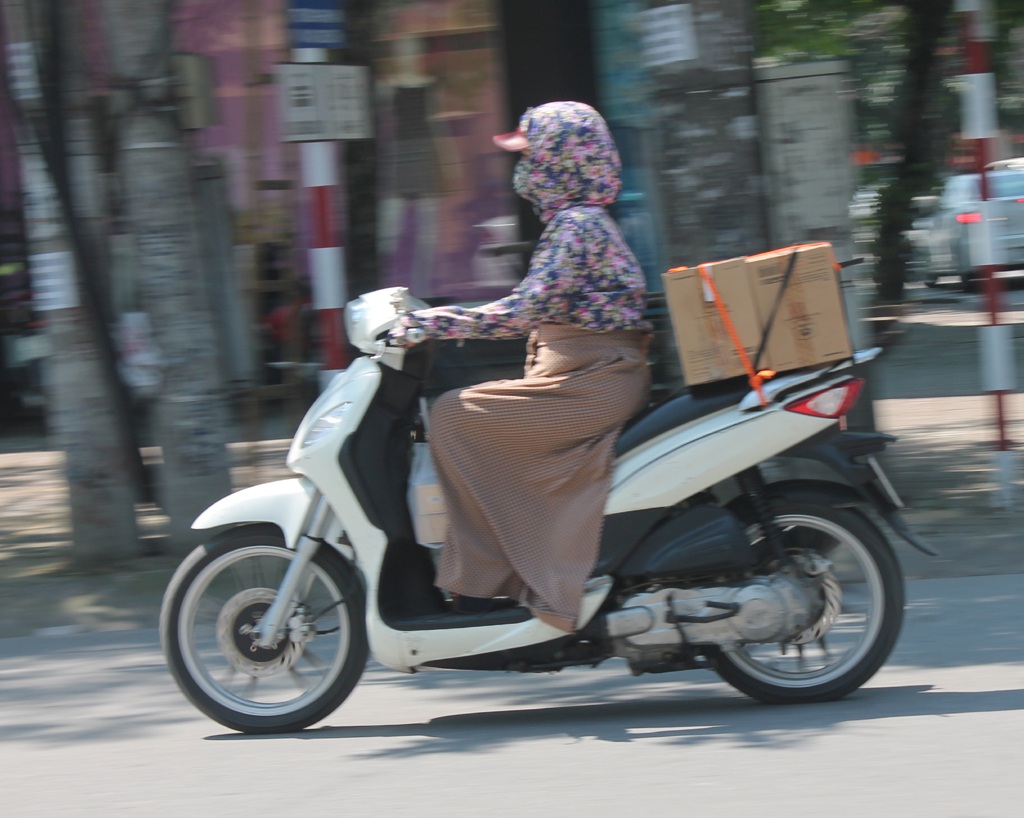 Bải hoải, vật vã với nắng nóng đầu hè - 3 Nắng nóng như thiêu đốt, chị em phụ nữ ra đường đều phải bịt kín từ đầu tới chân