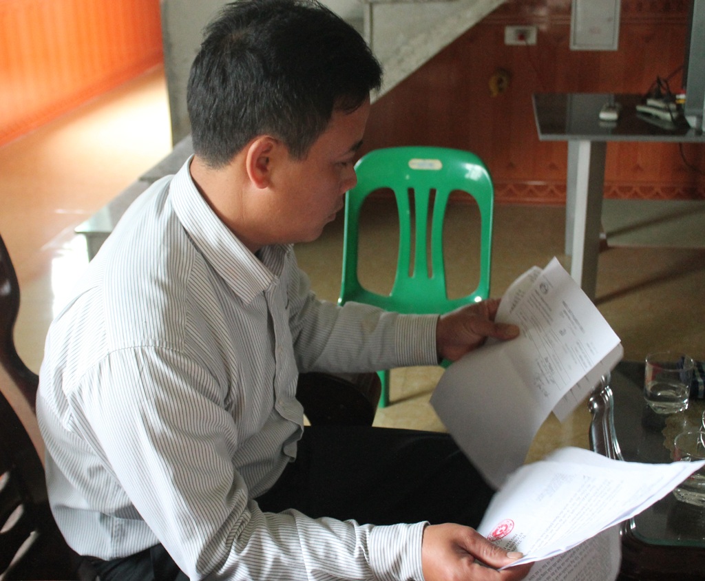 Vụ “nhiễm HIV oan” 10 năm: Nạn nhân gửi hồ sơ lên Bộ Công an - 6 Anh Hoàng Khắc Sửu đang hoàn tất hồ sơ gửi Bộ Công an yêu cầu làm rõ sự việc.