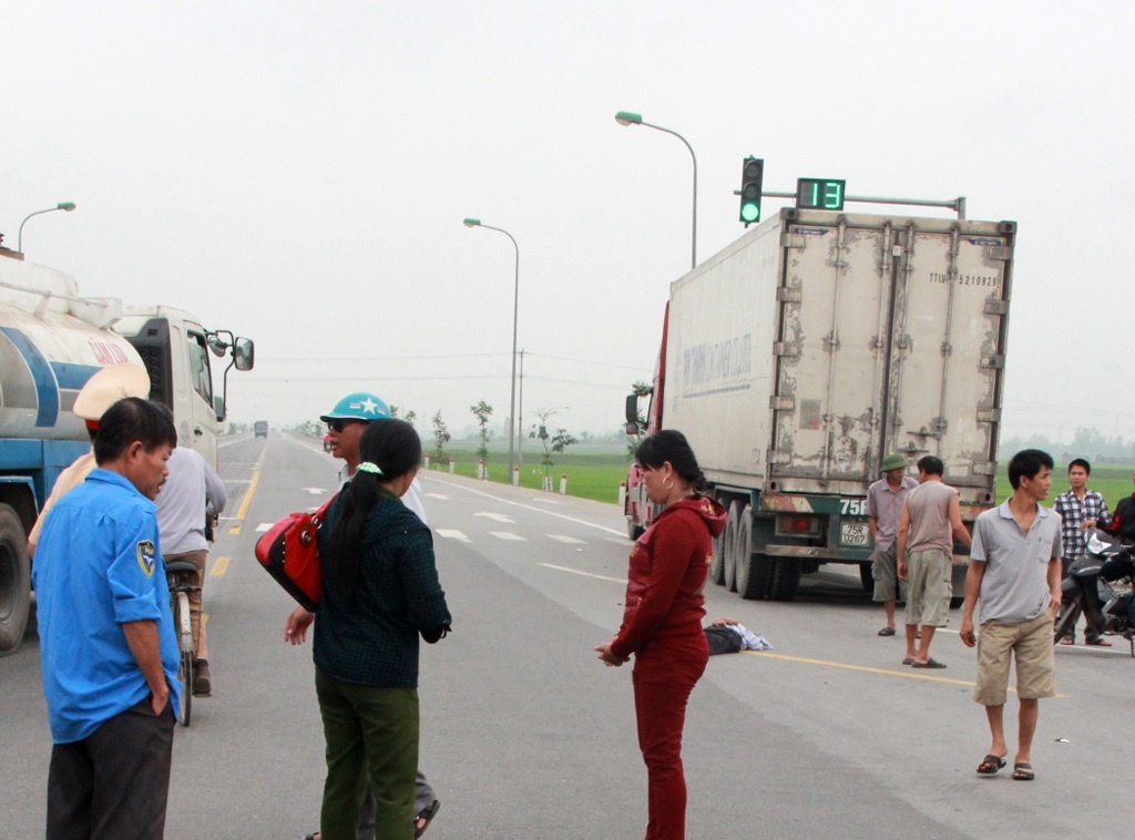 Va chạm với xe tải, hai phụ nữ tử vong - 2 Vụ va chạm với xe container khiến vợ chồng ông Chính bị thương nặng (ảnh T.P).