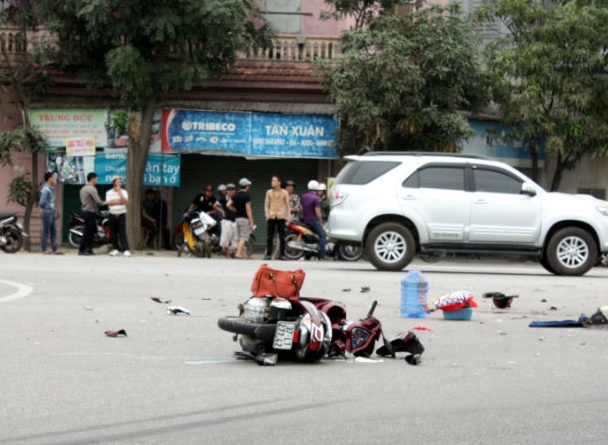 Va chạm với xe tải, hai phụ nữ tử vong - 1 Hiện trường vụ tai nạn khiến 2 người phụ nữ tử vong (ảnh T.P).