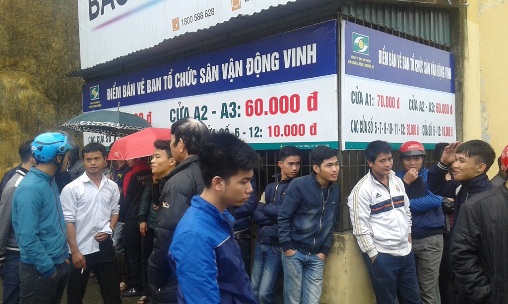 Người hâm mộ giành nhau vé “chợ đen” xem trận SL Nghệ An-HA Gia Lai - 1 Sáng ngày 11/4, BTC sân Vinh chưa bán vé qua cửa bán vé.