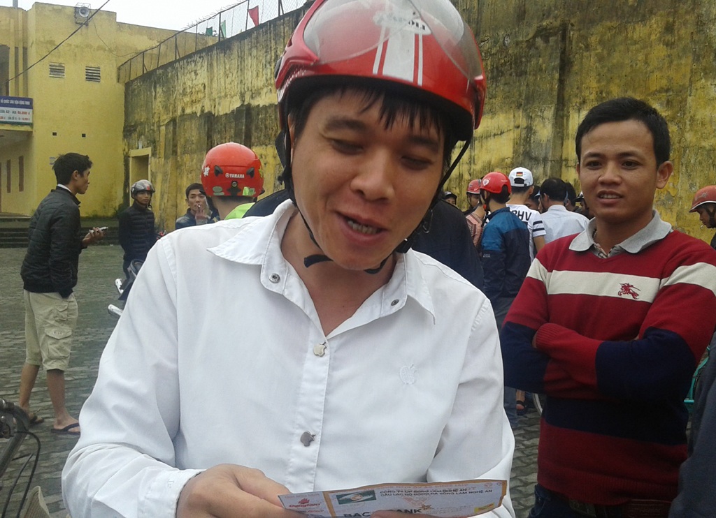 Người hâm mộ giành nhau vé “chợ đen” xem trận SL Nghệ An-HA Gia Lai - 5 Người hâm mộ tập trung trước sân vận động Vinh để chờ mua vé.