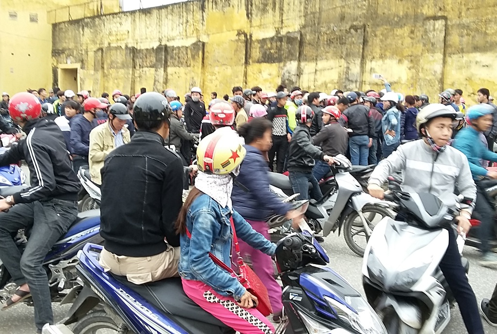 Người hâm mộ giành nhau vé “chợ đen” xem trận SL Nghệ An-HA Gia Lai - 4 Người hâm mộ tập trung trước sân vận động Vinh để chờ mua vé.