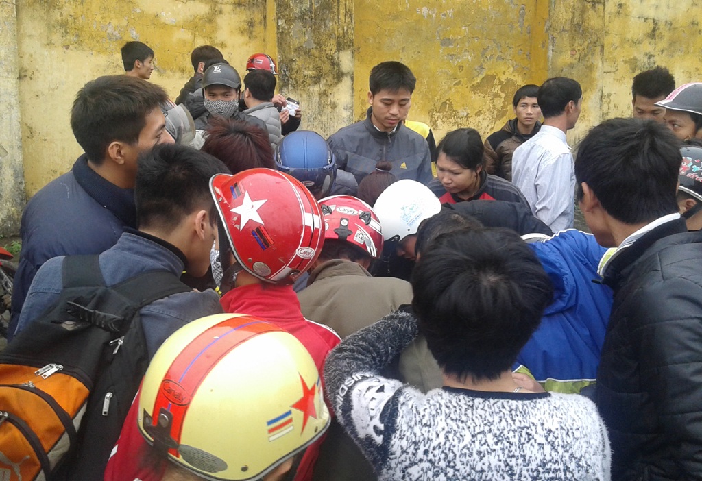 Người hâm mộ giành nhau vé “chợ đen” xem trận SL Nghệ An-HA Gia Lai - 3 Người hâm mộ chen chúc để giành giật một tấm vé vào sân với giá cực chát.