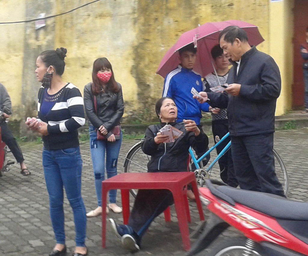 Người hâm mộ giành nhau vé “chợ đen” xem trận SL Nghệ An-HA Gia Lai - 2 Nhưng vé đã có bán ngoài với giá cao gấp từ 5-10 lần so với giá niêm yết.