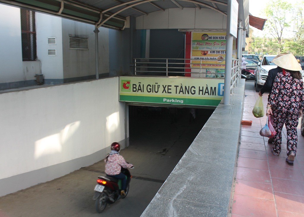 Vụ ngã xuống tầng hầm cao ốc: Lắp thêm lan can bảo vệ - 2 Vụ ngã xuống tầng hầm cao ốc: Lắp thêm lan can bảo vệ