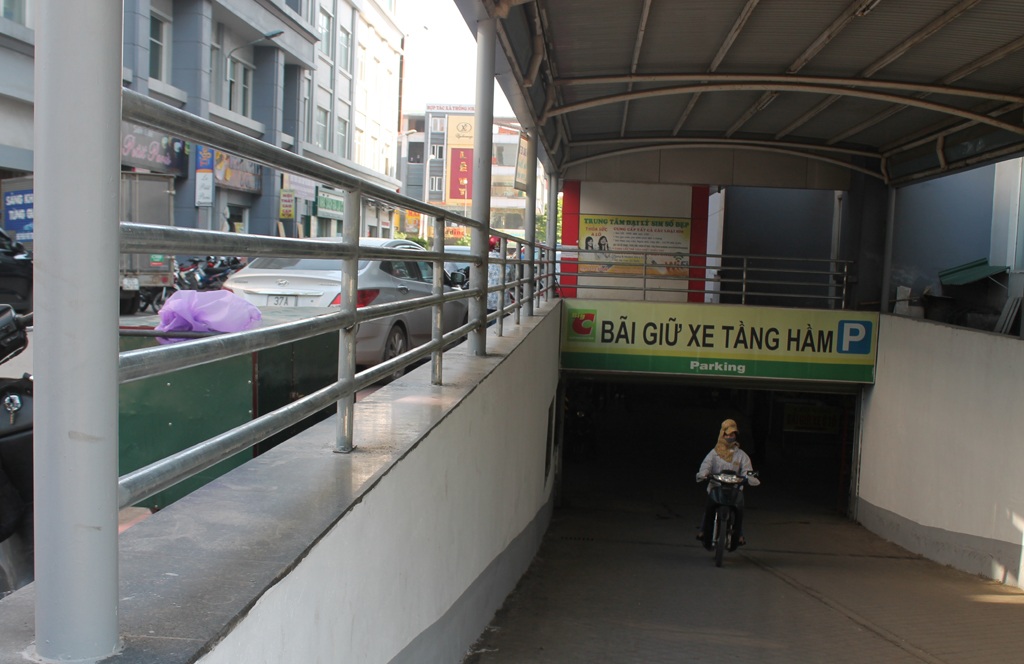 Vụ ngã xuống tầng hầm cao ốc: Lắp thêm lan can bảo vệ - 3 Lan can đường hầm khác đã được hoàn thiện.