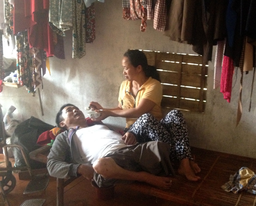 Chị Huệ chăm sóc chồng bằng cả tình yêu, tình thương và sự đồng cảm của những người cùng cảnh ngộ.