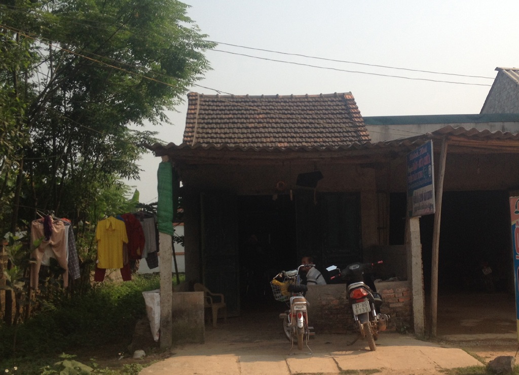 Căn nhà nhỏ cũng là ki-ốt sửa chữa điện dân dụng của anh Chính.