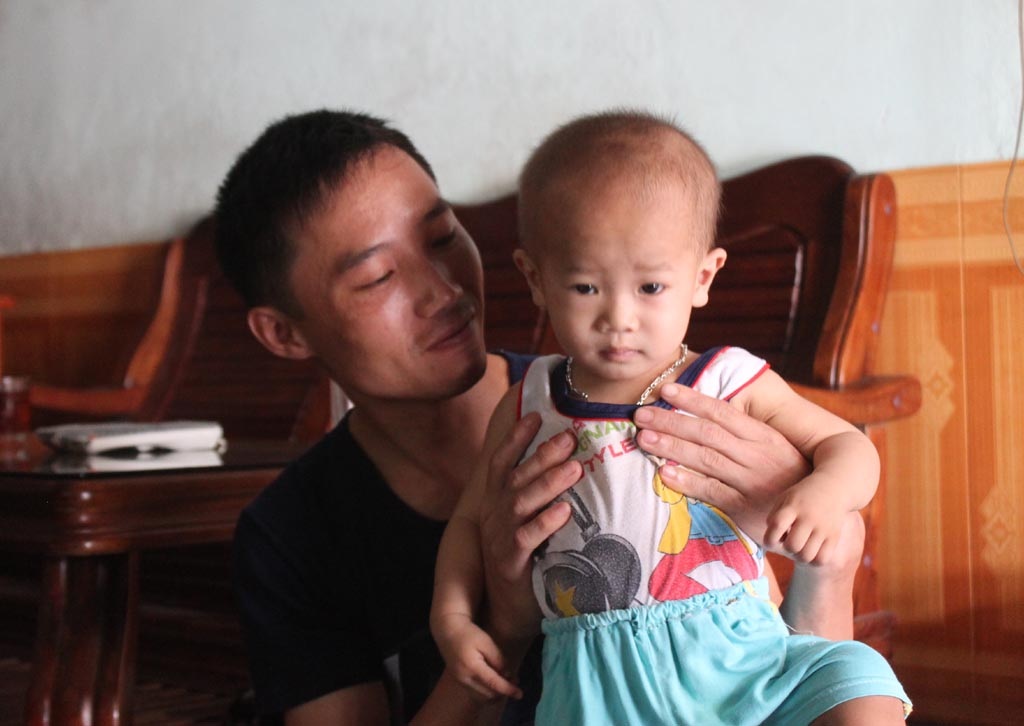 Người làm cha đang dần mất niềm hi vọng khi chi phí chạy chữa cho con quá lớn.