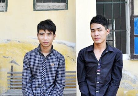 Anh em ruột dùng bình xịt hơi cay đi cướp tài sản - 1 2 trong 3 đối tượng tại cơ quan điều tra Công an huyện Quỳnh Lưu (ảnh N. Hải).