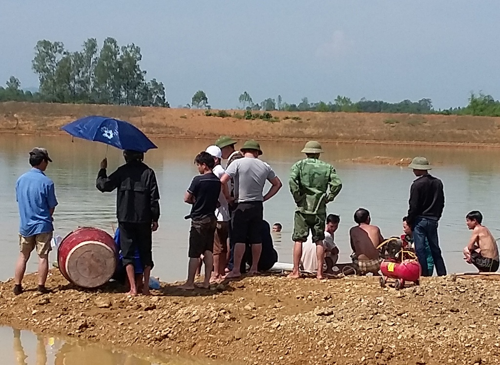 Người dân phải dùng trống cỡ lớn đánh cho tức nước để thi thể em Quang nổi lên.