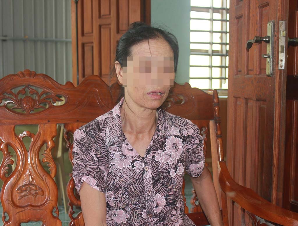 Bé lớp 2 “tố” bị thầy giáo dâm ô ngay trên bục giảng - 2 Bé P.A cho biết, thầy H. thường xuyên gọi em lên bảng và có hành vi sờ vào vùng kín của em.