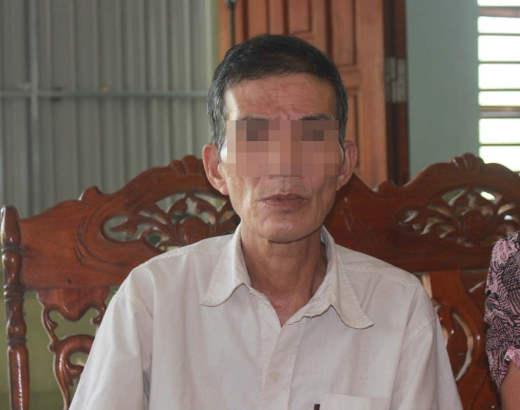 Bé lớp 2 “tố” bị thầy giáo dâm ô ngay trên bục giảng - 3 Bé P.A cho biết, thầy H. thường xuyên gọi em lên bảng và có hành vi sờ vào vùng kín của em.