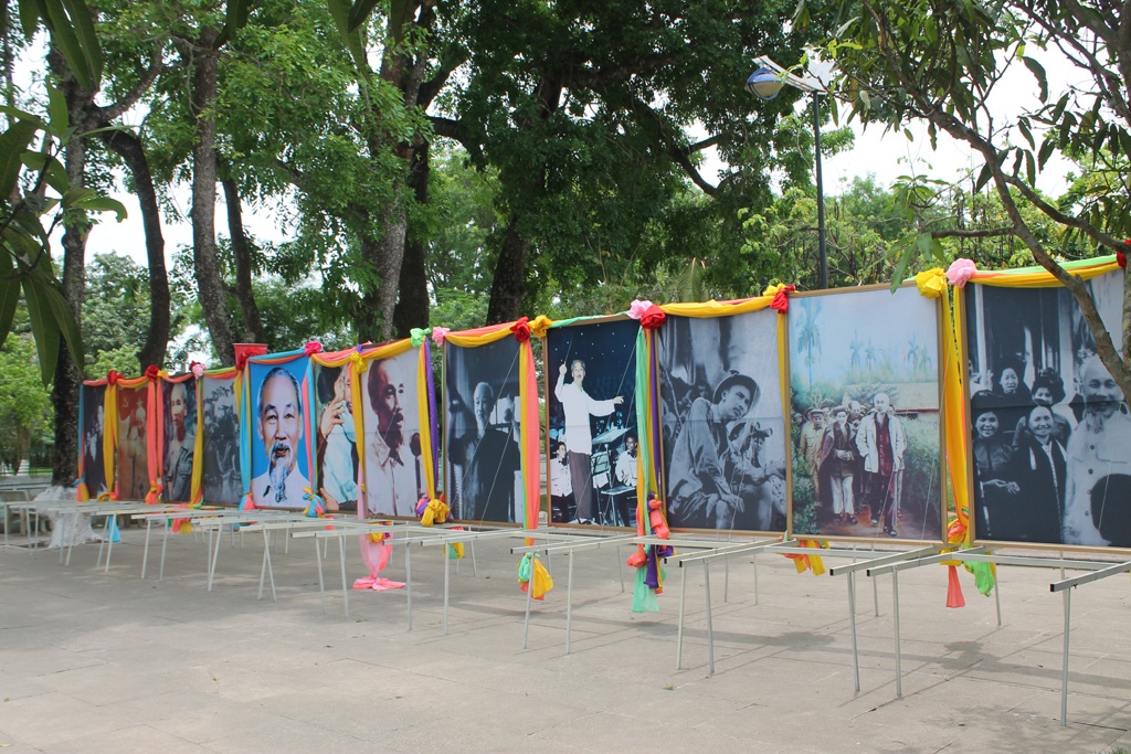 Làng Sen tháng Năm - nơi lòng dân tụ hội nhớ Người - 5 Hình ảnh Bác Hồ qua các thời kỳ được trưng bày trong Khu di tích Kim Liên
