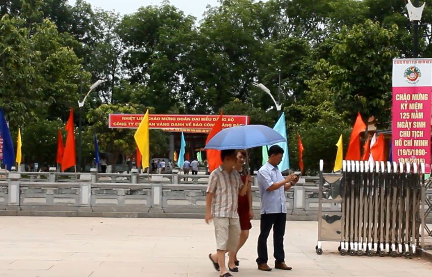 Tháng Năm làng Sen rực rỡ cờ hoa...